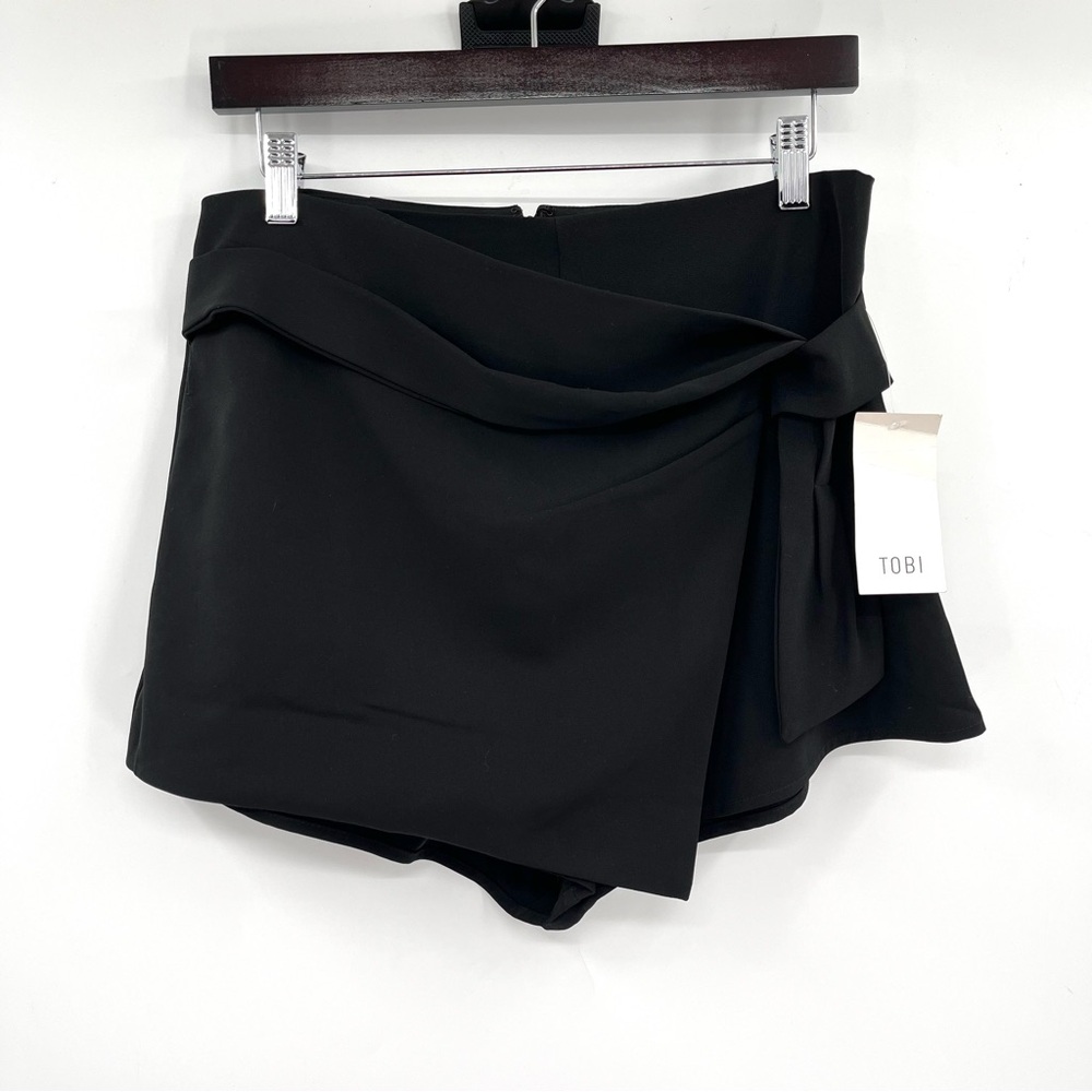 TOBI Black Shorts with Skirt Overlay Skort NWT L Going Out Zip Back Dressy New